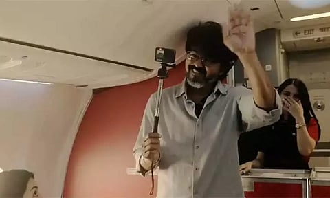 'செய்திகளை உடனுக்குடன் தெரிவிப்பது உங்கள் ஒளிப்பதிவாளர்' - படக்குழுவினரை படம் பிடித்த விஜய்.. வைரலாகும் வீடியோ