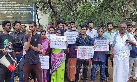 ஆலங்குளத்தில் அரசு மருத்துவமனையை மேம்படுத்தக்கோரி பொதுமக்கள் போராட்டம்