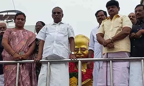 தி.மு.க., அ.தி.மு.க. சார்பில் அண்ணா நினைவு நாள் அனுசரிப்பு