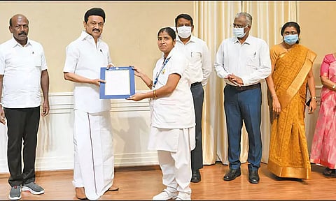 ஒப்பந்த நர்சுகளுக்கு நிரந்தரப் பணி: 570 பேருக்கு பணி நியமன ஆணை முதல்-அமைச்சர் வழங்கினார்