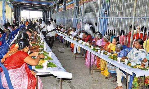 அண்ணா நினைவு தினத்தையொட்டி கோவில்களில் சமபந்தி விருந்து