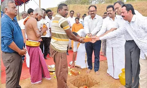 கடம்பத்தூர் அருகே கூவம் ஆற்றின் குறுக்கே ரூ.17 கோடியில் புதிய தடுப்பணை - கலெக்டர் அடிக்கல் நாட்டினார்