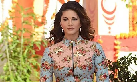 நடிகை சன்னி லியோன் நிகழ்ச்சி நடைபெறும் இடம் அருகே குண்டுவெடிப்பால் பரபரப்பு