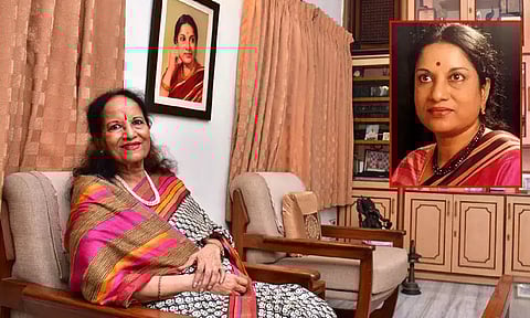 பிரபல பாடகி மறைந்த வாணி ஜெயராம் உடலுக்கு முதல்-அமைச்சர், தெலுங்கானா கவர்னர் நேரில் அஞ்சலி