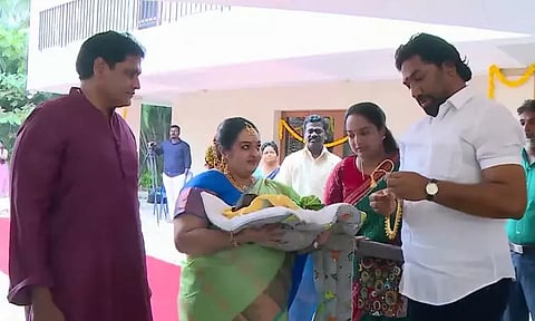 ஜெ.தீபாவின் குழந்தைக்கு பெயர் சூட்டும் விழா - ஓ.பி.எஸ் மகன் பங்கேற்பு