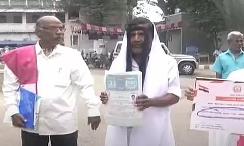 விதவை கோலத்தில் வேட்பு மனு தாக்கல் செய்த நபர்.. ஈரோடு இடைத்தேர்தலில் சுவாரசியம்