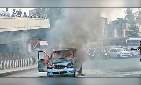 கோயம்பேட்டில் கார் திடீரென தீப்பிடித்து எரிந்ததால் பரபரப்பு - போக்குவரத்து நெரிசல்