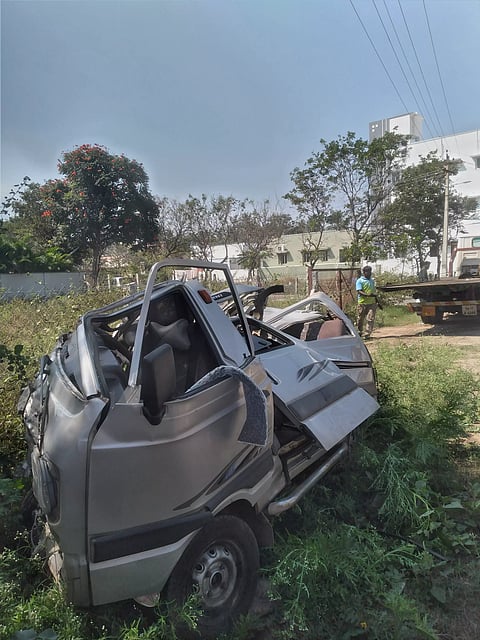 வௌளகோவில் அருகே அரசு பஸ்-வேன் மாதிய விபத்தில் தாய்-மகன் உள்பட 3 பேர் பலியானார்கள்.