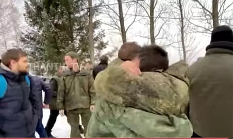63 ரஷிய வீரர்களை விடுவித்த உக்ரைன் ராணுவம் - எல்லையில் ஆரத்தழுவி கொண்ட வீரர்கள்