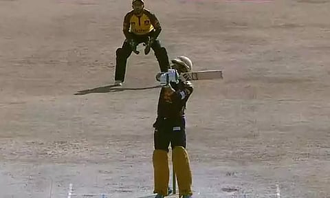 6 பந்துகளில் 6 சிக்ஸர்கள் பறக்க விட்ட பாகிஸ்தான் வீரர்- வீடியோ