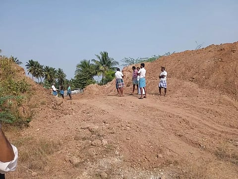 ஊத்துக்குளி அருகே மேன்றக்கரை குட்டையை தனியார் ஒருவர் ஆக்கிரமிப்பு செய்துள்ளதாக தாலுகா அலுவலகத்தில் பொதுமக்கள் புகார் தெரிவித்து உள்ளனர்.