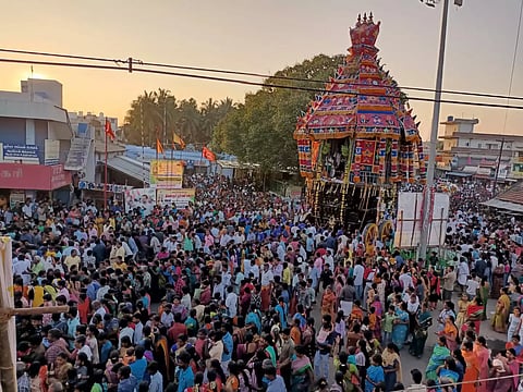 தைப்பூசத்தையொட்டி ஊத்துக்குளி கதித்தமலை வெற்றி வேலாயுதசாமி கோவிலில் மலையின் கீழ் தேரோட்டம்நேற்று நடைபெற்றது.