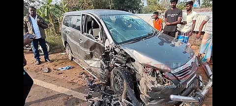 கார்கள் நேருக்கு நேர் மோதல்; 9 பேர் காயம்