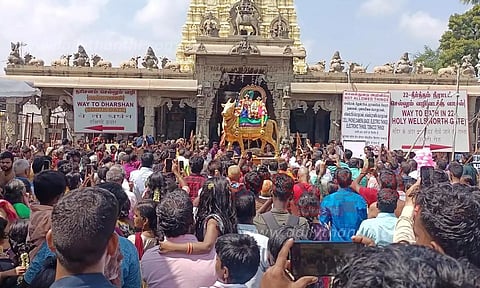 தங்க ரிஷப வாகனத்தில் சுவாமி-அம்பாள் திருவீதி உலா