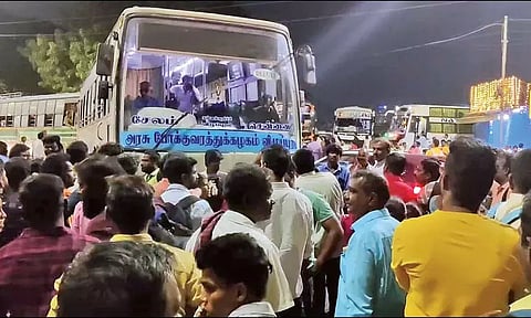 பவுர்ணமியையொட்டி கிரிவலம் செல்ல திருவண்ணாமலைக்கு போதிய பஸ்கள் இயக்கப்படாததால் பயணிகள் தவிப்பு