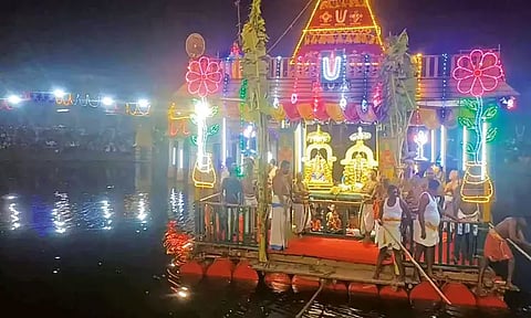 காஞ்சீபுரம் வரதராஜ பெருமாள் கோவிலில் தெப்பத்திருவிழா