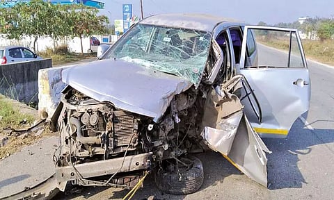 தடுப்புச்சுவரில் கார் மோதிய விபத்தில் 6 பேர் படுகாயம்