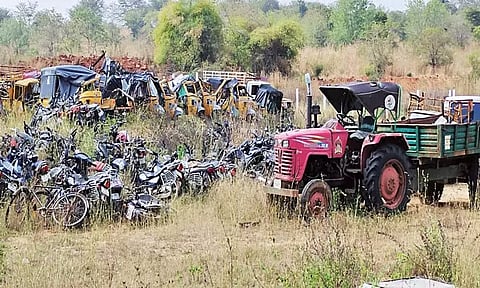 போலீசாரால் பறிமுதல் செய்யப்பட்டு பொதட்டூர்பேட்டை போலீஸ்நிலையம் பின்புறம் வீணாக கிடக்கும் வாகனங்கள்; ஏலத்தில் விட பொதுமக்கள் கோரிக்கை