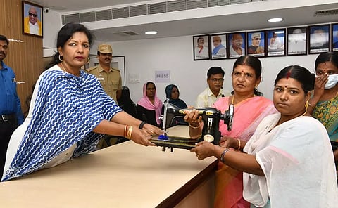 பொதுமக்கள் கொடுக்கும் மனுக்களை விசாரிக்க தாமதம் செய்யக்கூடாது; அதிகாரிகளுக்கு, கலெக்டர் ஷஜீவனா அறிவுரை