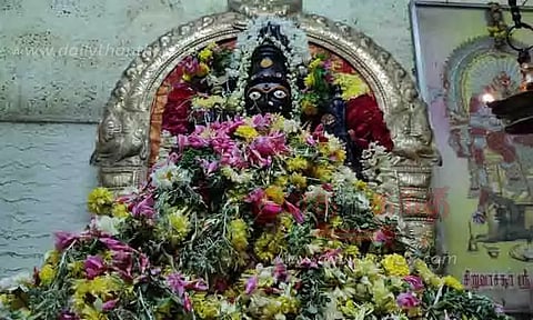 அம்மனுக்கு பூச்சொரிதல்