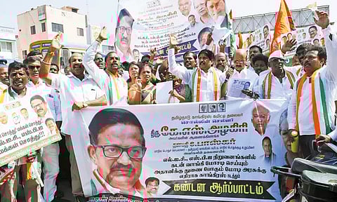 அதானி குழும விவகாரத்தை கண்டித்து போரூர் எஸ்.பி.ஐ. வங்கி முன்பு காங்கிரசார் ஆர்ப்பாட்டம்