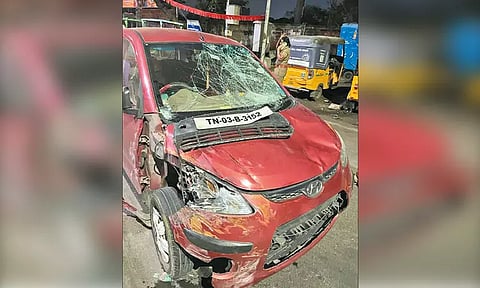 வாகன சோதனையில் ஈடுபட்டபோது தாறுமாறாக ஓடிய கார் மோதல்; சப்-இன்ஸ்பெக்டர் உட்பட 7 பேர் காயம் - டிரைவர் கைது