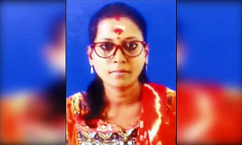 புழல் அருகே ஸ்கூட்டர் மீது டிப்பர் லாரி மோதி பெண் பலி