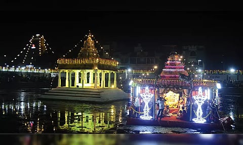 திருவொற்றியூர் வடிவுடையம்மன் கோவில் தெப்பத்திருவிழா - ஏராளமான பக்தர்கள் சாமி தரிசனம்