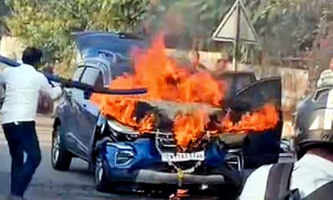 தாம்பரம் ஜி.எஸ்.டி.சாலையில் பரபரப்பு: அடுத்தடுத்து 3 வாகனங்கள் மோதல் - விபத்துக்கு காரணமான கார் தீப்பிடித்து எரிந்தது