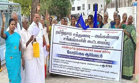 சத்துணவு, அங்கன்வாடி பணியாளர்கள் ஆர்ப்பாட்டம்