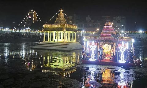 திருவொற்றியூர் வடிவுடையம்மன் கோவில் தெப்பத்திருவிழா; ஏராளமான பக்தர்கள் சாமி தரிசனம்