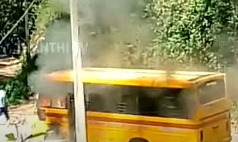 சுற்றுலாவிற்கு சென்ற பள்ளி பேருந்து தீப்பற்றி எரிந்ததால் பரபரப்பு - அதிர்ஷ்டவசமாக உயிர் தப்பிய மாணவர்கள்