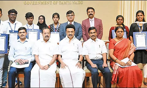 120 மாணவர்களுக்கு ரூ.39 லட்சம் கல்வி உதவித்தொகை: முதல்-அமைச்சர் வழங்கினார்