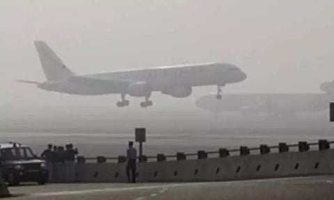 புறநகர் பகுதிகளில் கடும் பனிமூட்டம்: சென்னையில் விமானங்கள் தரை இறங்குவதில் தாமதம்