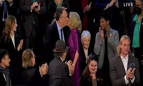 கமலா ஹாரிசின் கணவருக்கு உதட்டு முத்தம் கொடுத்த ஜில் பைடன்; எழுந்த பலத்த கரவொலி