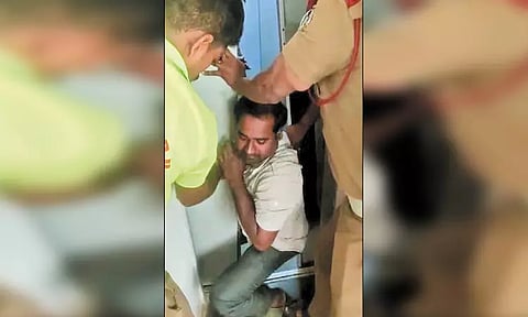 கோயம்பேடு அடுக்குமாடி குடியிருப்பில் லிப்டில் சிக்கி தவித்த 2 பேர் பத்திரமாக மீட்பு - தீயணைப்பு வீரர்கள் துரித நடவடிக்கை