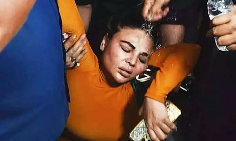 ராக்கி சாவந்தின் வாழ்க்கையில் என்ன நடக்கிறது...? போலீஸ் நிலையம் முன் மயக்கம் அடைந்தார்