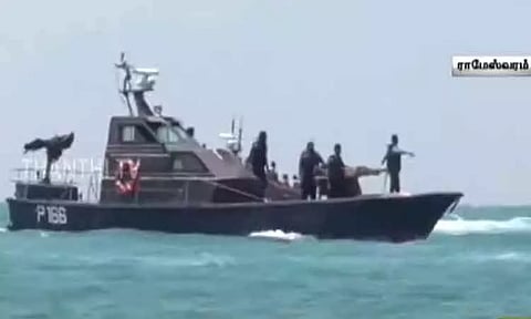 நடுக்கடலில் மர்ம மூட்டை வீசிய கும்பல் - கடலோர காவல் படையினர் தீவிர தேடுதல் வேட்டை