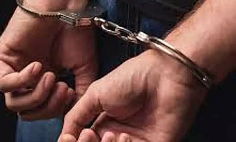 அரசின் இலவச வேட்டி, சேலை திருடிய 2 பேர் கைது