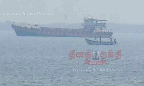 காத்திருக்கும் மிதவை கப்பல்