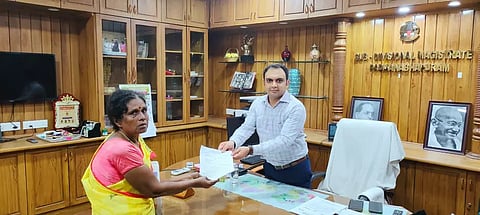 பெற்றோரை கவனிக்காமல் வீட்டை விட்டு விரட்டிய மகனின் சொத்து ஆவணம் ரத்து