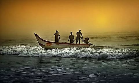 நடுக்கடலில் வெடிகுண்டு வீசி மீனவர்கள் மோதல் - 32 பேர் மீது வழக்குப் பதிவு