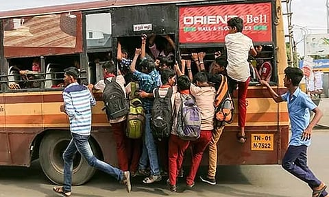 பேருந்துகளில் ஆபத்தான பயணத்தை மேற்கொள்ளும் மாணவர்கள் மீது புகார் அளிக்கலாம் - போக்குவரத்து துறை