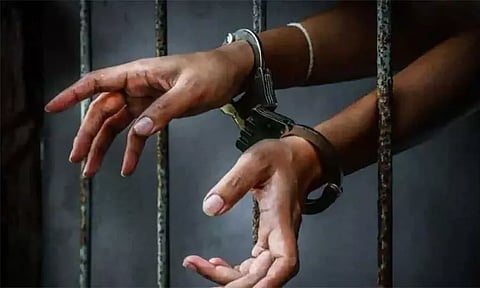 திருவனந்தபுரத்தில் இளம்பெண் முன் நிர்வாணமாக நின்ற அரசு ஊழியர் கைது