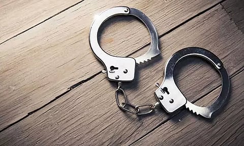 பள்ளி கட்டணம் செலுத்தாததால் 1-ம்வகுப்பு மாணவனை 4 மணி நேரம் நிற்க வைத்து தண்டனைதலைமை ஆசிரியர் உள்பட 3 பேர் மீது வழக்கு