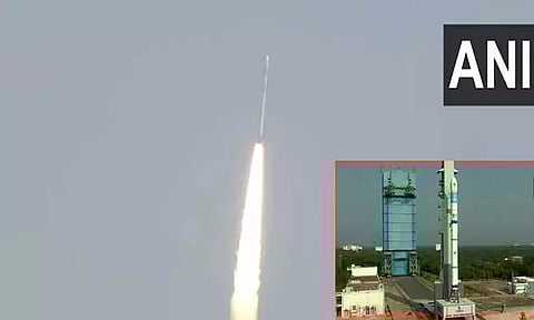 3 செயற்கைக்கோள்களுடன் வெற்றிகரமாக விண்ணில் பாய்ந்தது 'எஸ்.எஸ்.எல்.வி-டி2' ராக்கெட்