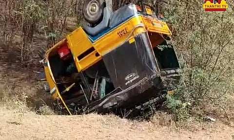 ராமநாதபுரத்தில் பள்ளி மாணவிகளை ஏற்றி சென்ற ஆட்டோ கவிழ்ந்து விபத்து... ஆட்டோ ஓட்டுநர் உயிரிழப்பு !