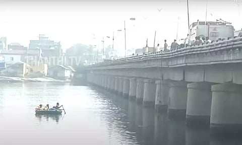 பைக்கில் வந்து காவிரி ஆற்றில் விழுந்த இளைஞரால் பரபரப்பு