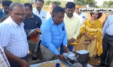 புதுக்கோட்டை: நேரடி நெல் கொள்முதல் நிலையத்தில் நெல்லின் ஈரப்பதம் குறித்து மத்திய குழுவினர் ஆய்வு