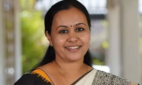 கேரள முன்னாள் முதல்-மந்திரி உம்மன் சாண்டியை சந்தித்து நலம் விசாரித்த மந்திரி வீணா ஜார்ஜ்...!